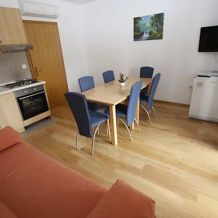 Elvis Apartment